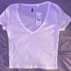 Ribbed white v-neck cropped tee